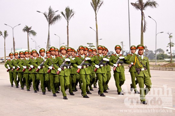 Diễn tập: Cảnh sát bảo vệ quật ngã nhóm đối tượng gây rối ảnh 2