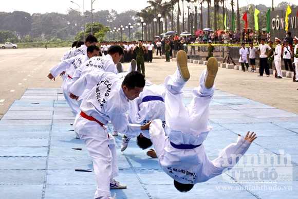 Diễn tập: Cảnh sát bảo vệ quật ngã nhóm đối tượng gây rối ảnh 8