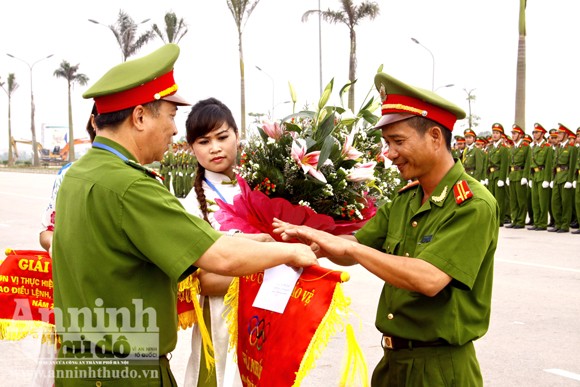 Diễn tập: Cảnh sát bảo vệ quật ngã nhóm đối tượng gây rối ảnh 11