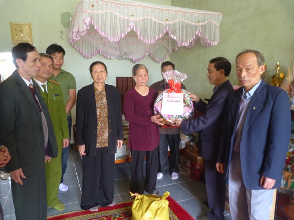 Thăm hỏi, tặng quà Tết gia đình liệt sỹ công an hy sinh do bom B52 ảnh 3