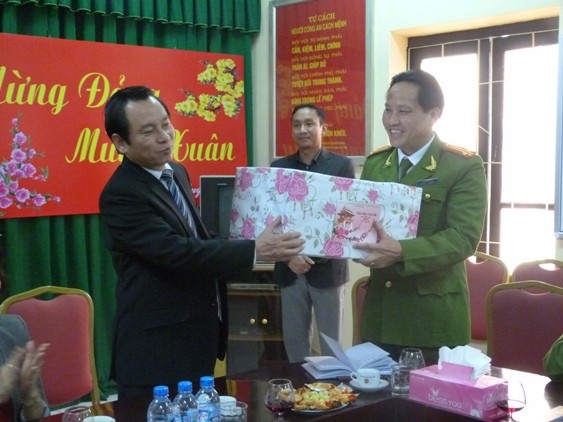 Lãnh đạo UBND TP Hà Nội chúc tết Công an phường Phúc Xá ảnh 1