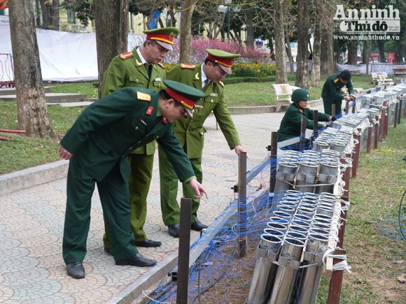 Vào xem trận địa pháo hoa ven hồ Gươm, trước Giao thừa ảnh 1