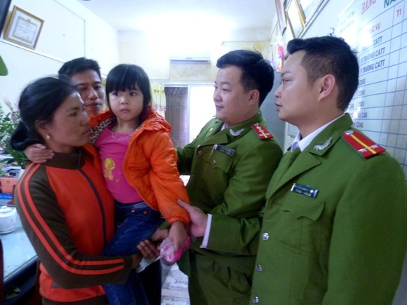 Chiều 29 Tết, cảnh sát tìm thấy cháu bé bị lạc ven đại lộ Thăng Long ảnh 1