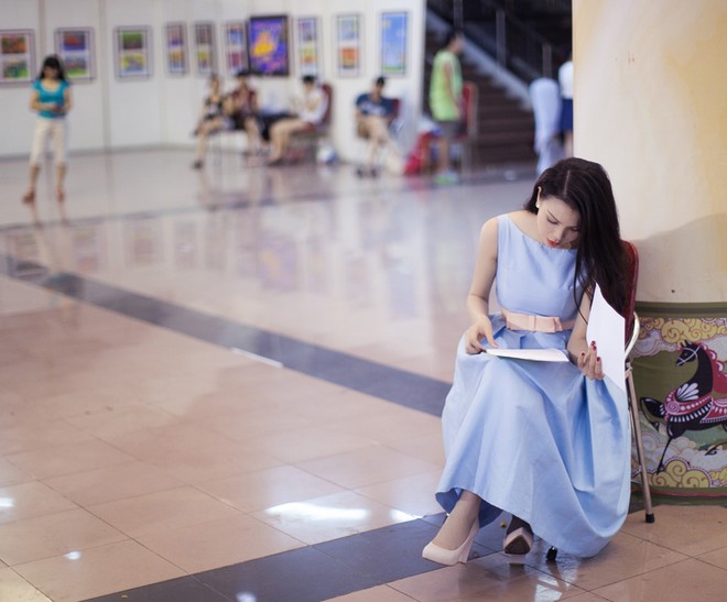 "Đối thủ" của Ngọc Trinh trổ tài làm MC ảnh 1