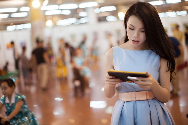 "Đối thủ" của Ngọc Trinh trổ tài làm MC ảnh 2