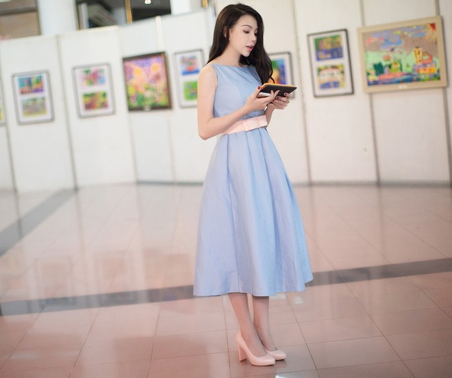 "Đối thủ" của Ngọc Trinh trổ tài làm MC ảnh 3