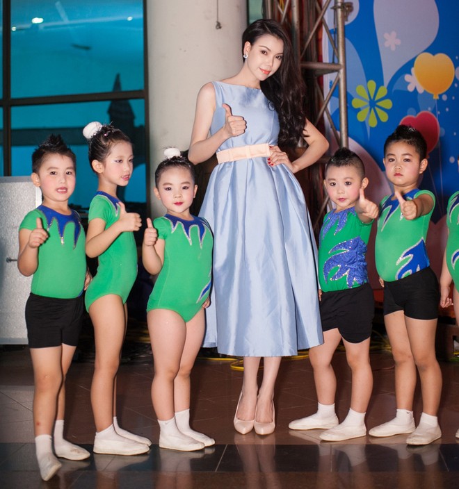 "Đối thủ" của Ngọc Trinh trổ tài làm MC ảnh 5