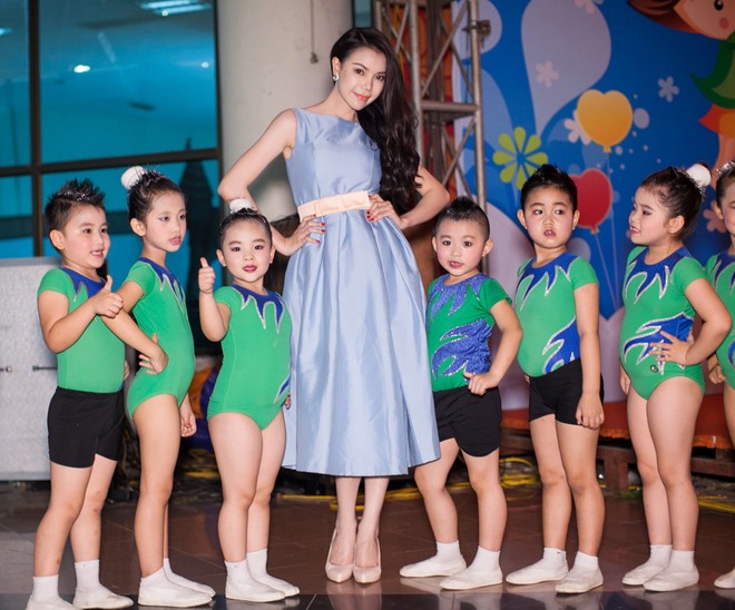"Đối thủ" của Ngọc Trinh trổ tài làm MC ảnh 6