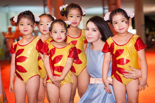 "Đối thủ" của Ngọc Trinh trổ tài làm MC ảnh 7