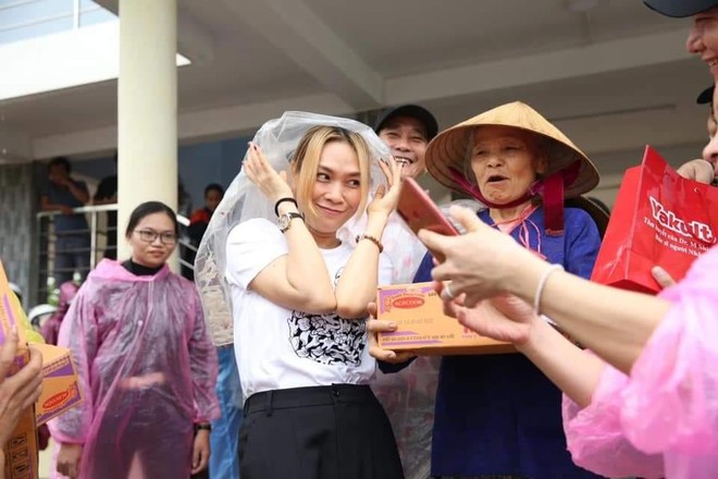Mỹ Tâm âm thầm đi đến miền Trung cứu trợ người dân vùng lũ ảnh 2