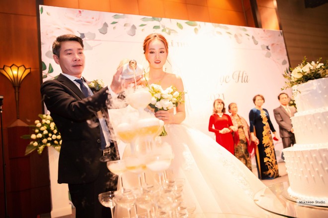 NSND Công Lý và cô dâu Ngọc Hà tại tiệc cưới diễn ra tối 2-1-2021
