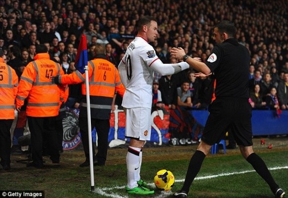 Đến lượt Rooney bị CĐV “không kích” bằng tiền xu ảnh 1