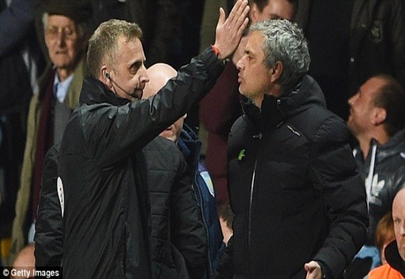 Trắng tay rời sân Aston Villa, Jose Mourinho quay ra mỉa mai trọng tài ảnh 1