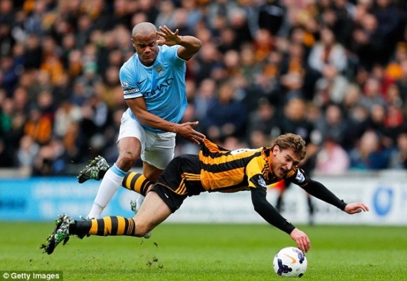 Bị đuổi sau 10 phút, đội trưởng Man City “phá” sân đối phương ảnh 1