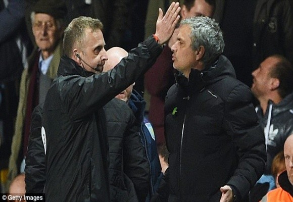 Chán mỉa mai, Jose Mourinho kêu gọi tẩy chay trọng tài ảnh 1
