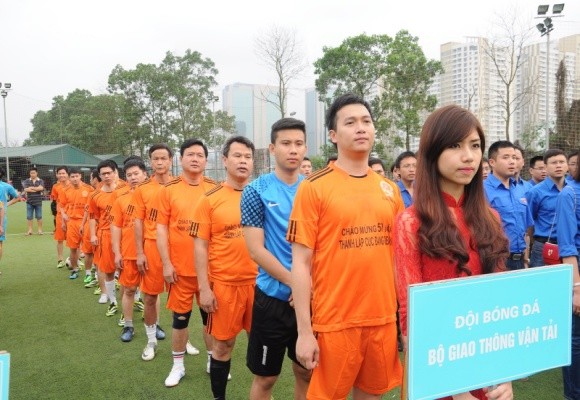 Bộ trưởng Đinh La Thăng sát cánh cùng các cựu danh thủ giành cúp vô địch ảnh 1