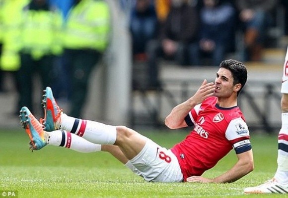 “Bay” răng cửa, Mikel Arteta lặng nhìn đồng đội “khoe” răng ảnh 1