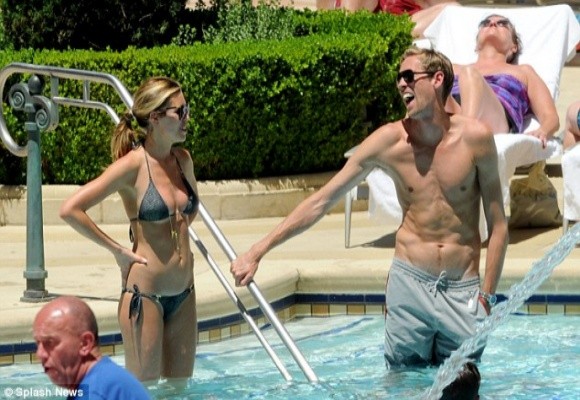 Vợ Peter Crouch thoải mái “khoe thân” ở Las Vegas ảnh 1