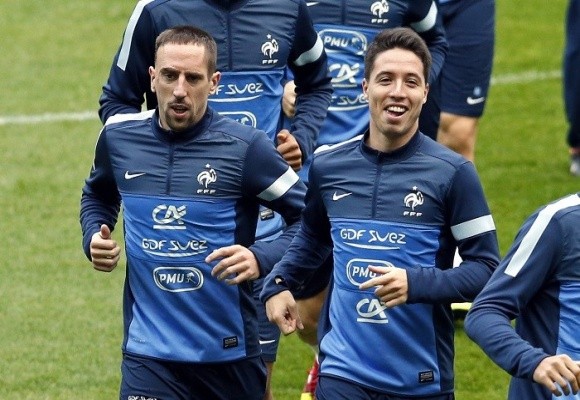 Vui vẻ bên bạn gái, Nasri không màng tới cơ hội dự World Cup ảnh 1