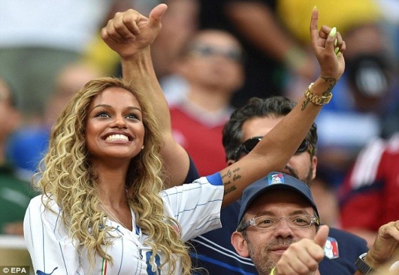 Hôn phu siêu mẫu của Balotelli làm “nóng” khán đài Amazonia Arena ảnh 2