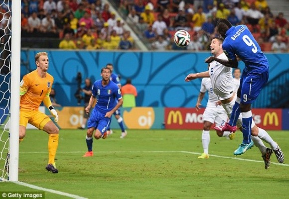 Hôn phu siêu mẫu của Balotelli làm “nóng” khán đài Amazonia Arena ảnh 3