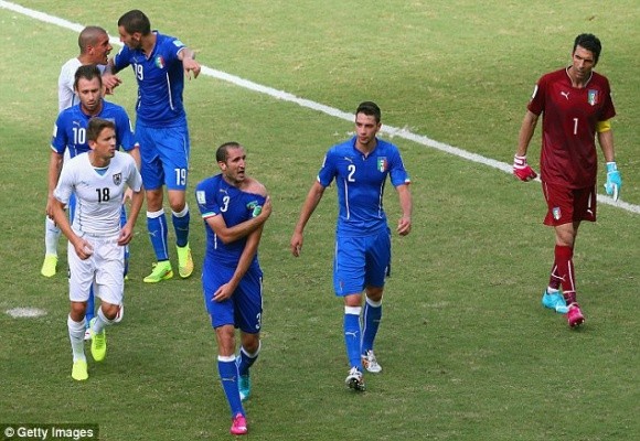 Marchisio nhận thẻ đỏ, 10 cầu thủ Italia “gục ngã” trước Uruguay ảnh 7