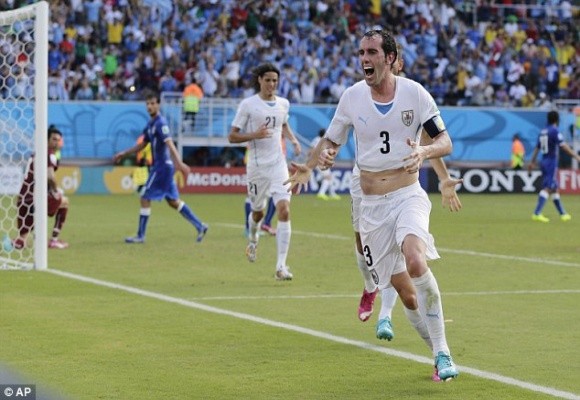 Marchisio nhận thẻ đỏ, 10 cầu thủ Italia “gục ngã” trước Uruguay ảnh 9
