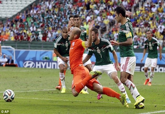 Sốc: Robben thừa nhận “ăn vạ”, Huntelaar tái hiện màn kungfu kinh điển của De Jong ảnh 3