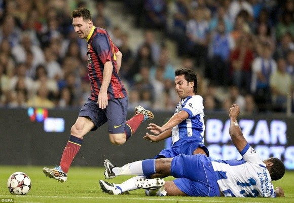 Chiêm ngưỡng pha kiến tạo kinh điển của Messi trong “ngày của Deco” ảnh 3