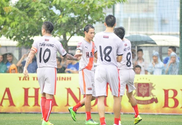 Chùm ảnh: Ca sĩ Tuấn Hưng sát cánh cùng Huy Hoàng trổ tài trên sân phủi ảnh 3