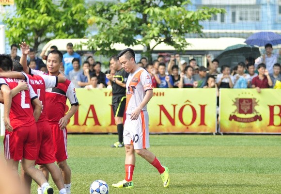 Chùm ảnh: Ca sĩ Tuấn Hưng sát cánh cùng Huy Hoàng trổ tài trên sân phủi ảnh 7