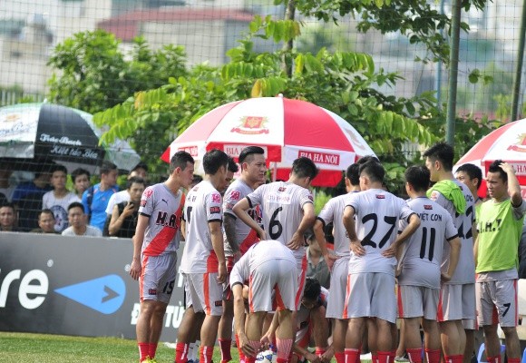 Chùm ảnh: Ca sĩ Tuấn Hưng sát cánh cùng Huy Hoàng trổ tài trên sân phủi ảnh 5
