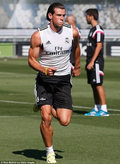Phản ứng ngộ nghĩnh của cậu bé Cardiff khi đứng cạnh Gareth Bale ảnh 1