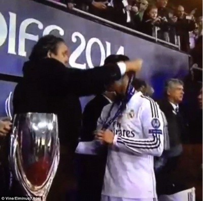 Rô “điệu” lém lỉnh định “cuỗm” kỷ niệm chương của UEFA ảnh 1
