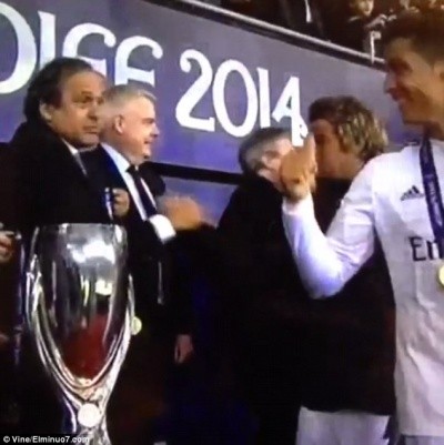 Rô “điệu” lém lỉnh định “cuỗm” kỷ niệm chương của UEFA ảnh 2