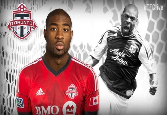 Hài hước pha sút giày tung lưới đối phương ở giải MLS ảnh 1