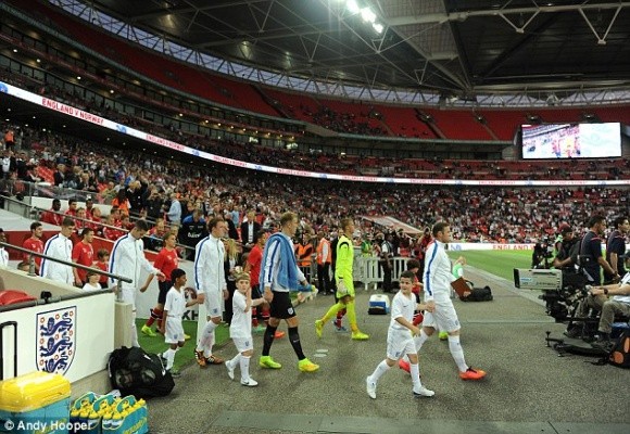 Chùm ảnh: Rooney lập công "rửa" băng đội trưởng Tam Sư ảnh 1