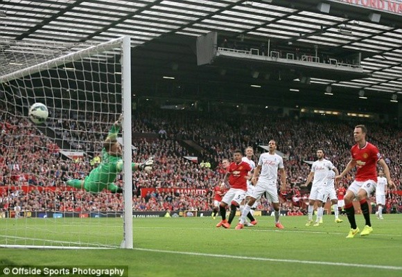 Di Maria toả sáng, M.U 4-4-2 giành thắng lợi đầu tiên ảnh 2