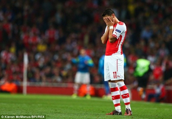 Arsenal “thủng” lỗ chỗ hàng thủ, mỏi mắt chờ Ozil ảnh 3