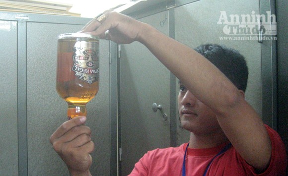 Kinh ngạc cảnh nhảy nhót ở quán bar “chui” ảnh 7