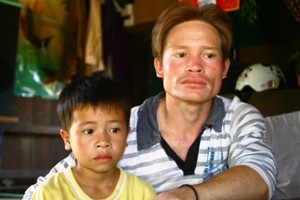 Kỳ lạ bố mẹ người dân tộc Cơtu đẻ con như "Tây" ảnh 1