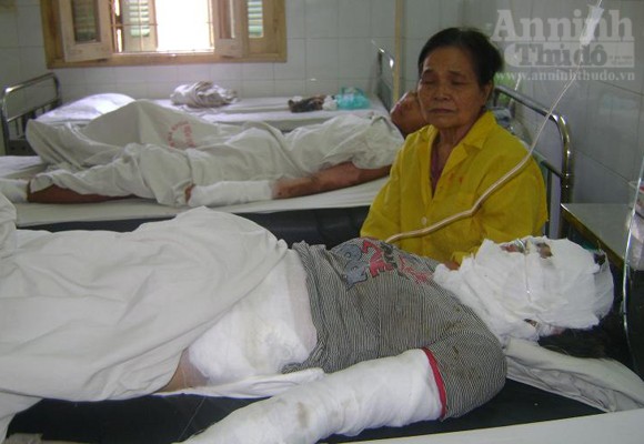Đưa được thi thể hai cháu bé ra khỏi đống đổ nát ảnh 6