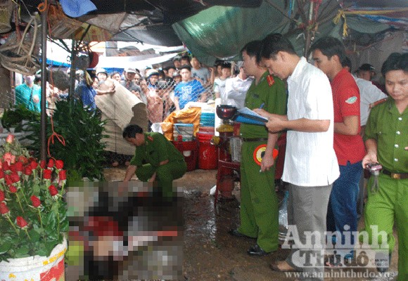 Một thanh niên bị truy sát giữa chợ ảnh 1