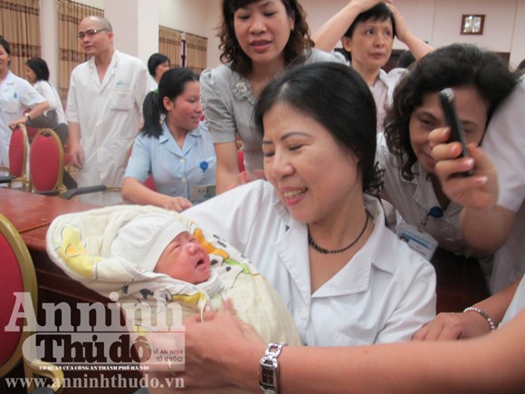 Bé 2 ngày tuổi bị bắt cóc ở bệnh viện đã an toàn trong vòng tay mẹ ảnh 8