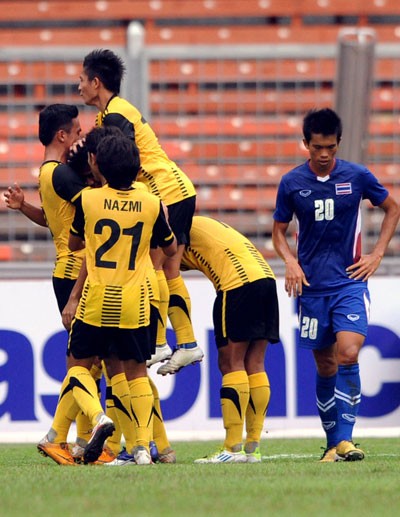 Thua toàn diện Malaysia, Thái Lan có nguy cơ bị loại ảnh 1