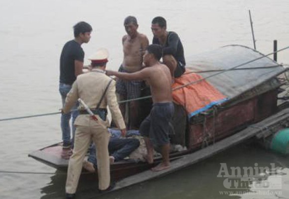 Thượng tá Lê Đức Đoàn cứu sống thanh niên nhảy cầu Chương Dương tự tử ảnh 2