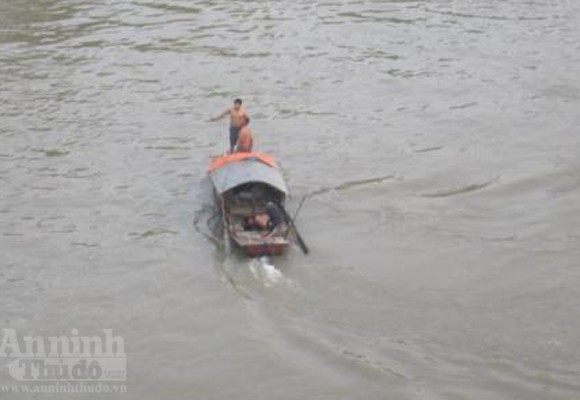 Thượng tá Lê Đức Đoàn cứu sống thanh niên nhảy cầu Chương Dương tự tử ảnh 1