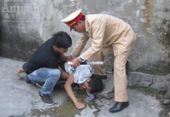 Thượng tá Lê Đức Đoàn cứu sống thanh niên nhảy cầu Chương Dương tự tử ảnh 3