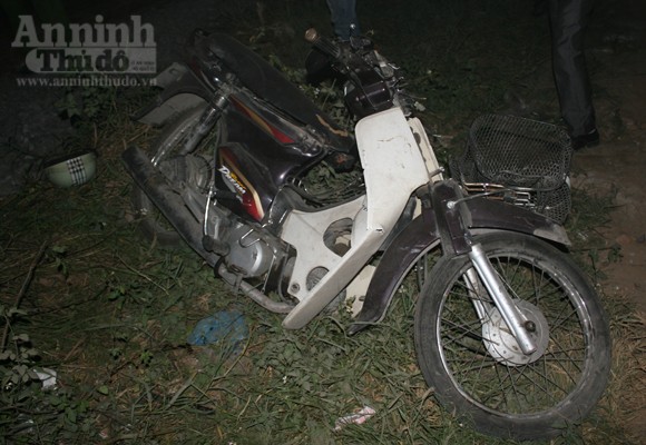 Tàu hỏa húc văng xe máy và ôtô ảnh 1
