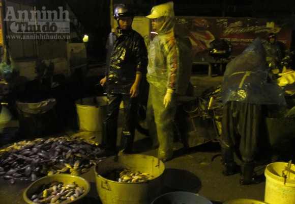 Ì xèo họp chợ "cóc" lúc rạng sáng trên QL1A ảnh 2